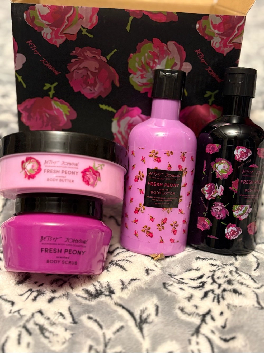 Betsey Johnson Fresh Peony Gift Set Body Wash/Lotion/Butter/Scrub Jojoba New - Picture 1 of 8